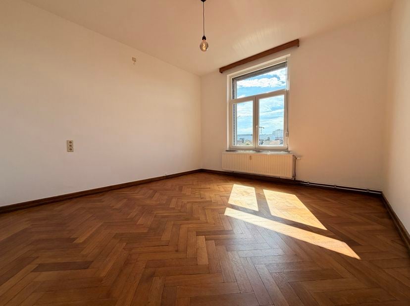 We Invest Liège et Cyril Morel (04 99 36 01 12) vous proposent à la location ce magnifique appartement 2 chambres avec vue sur la Meuse, idéalement si