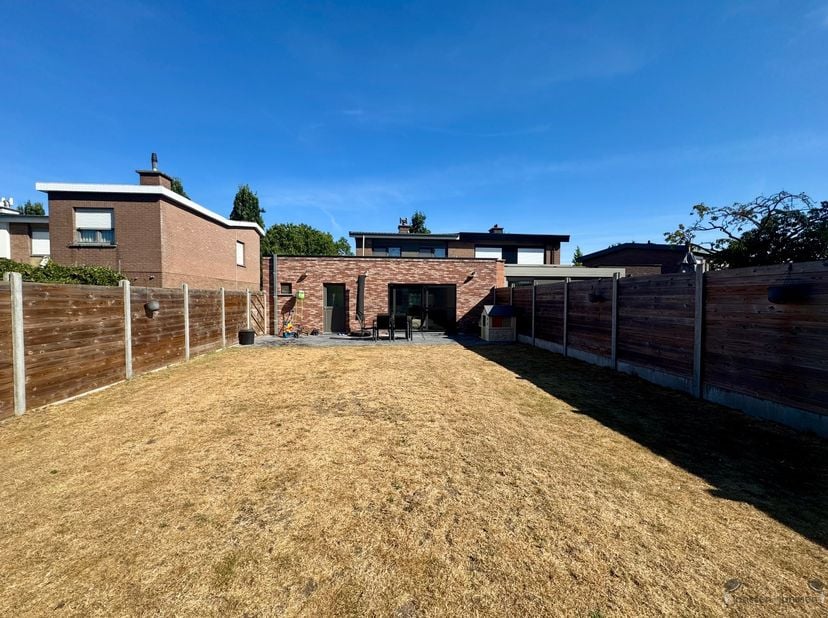 Deze moderne halfopen woning in Hamme valt vooral op door haar ruime, open leefruimtes en de sterke verbinding met de tuin. Met een bewoonbare oppervl