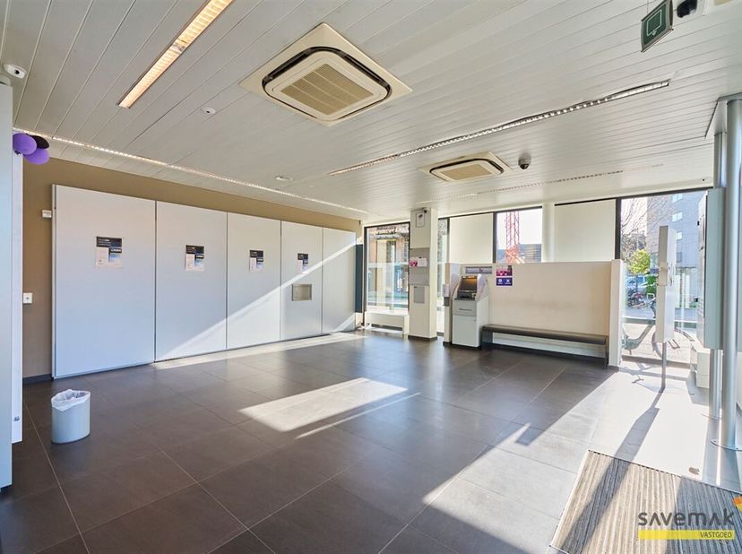 Dit commerciële pand, gelegen in het bruisende hart van Lommel, biedt een zee aan ruimte met een totale bruikbare oppervlakte van circa 550 m², verdee