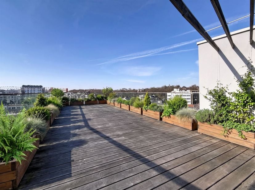 Situation : <br />
Situé dans le quartier du Val Duchesse avec magnifique vue sur le domaine et Château Sainte Anne. <br />
Proche des transports en
