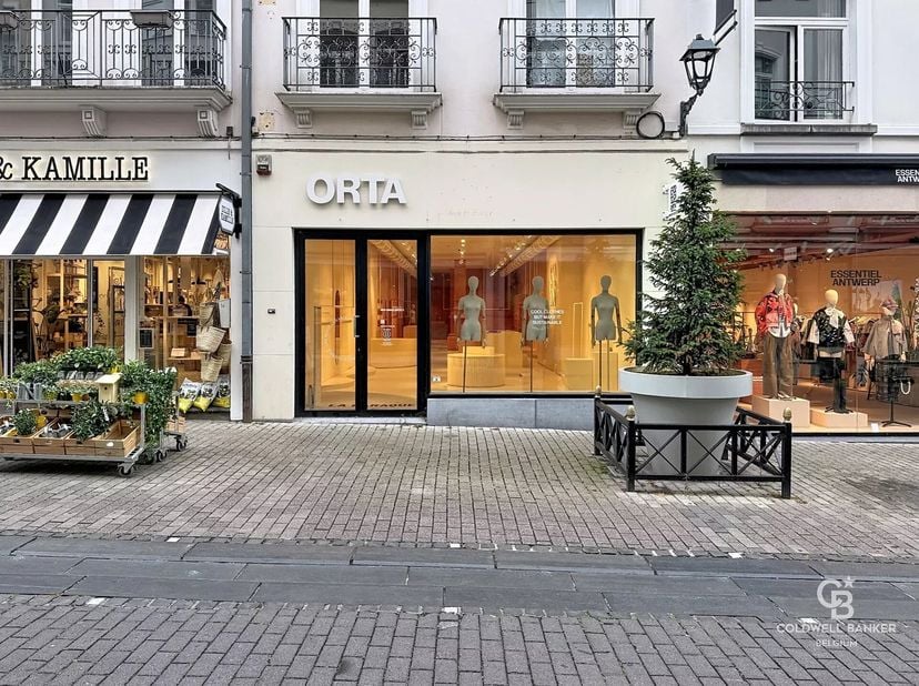 Dit pand is gelegen in een bekende winkelstraat in Brussel.<br />
Het biedt een oppervlakte van ca. 185 m² op één niveau, volledig ingericht,<br />
in