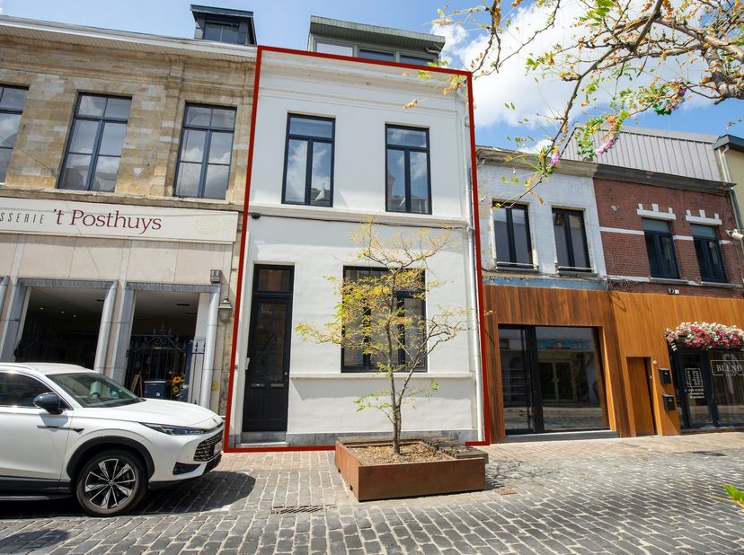 Algemeen<br />
<br />
Deze karaktervolle praktijkwoning is uitstekend gelegen in het centrum van Aarschot en combineert een ruime praktijkruimte op he