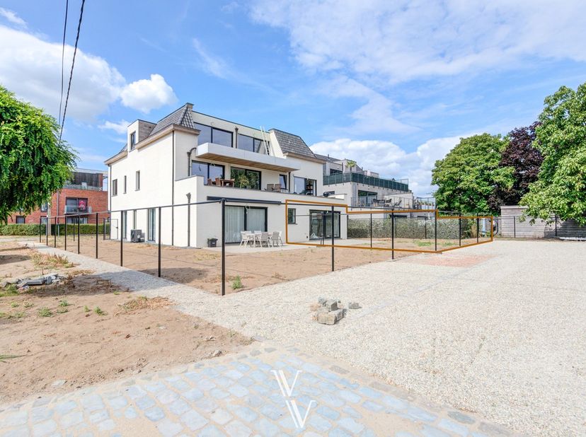 Voor wie droomt van comfortabel en modern wonen met de luxe van een ruime tuin, presenteren wij dit prachtige nieuwbouw appartement op het gelijkvloer