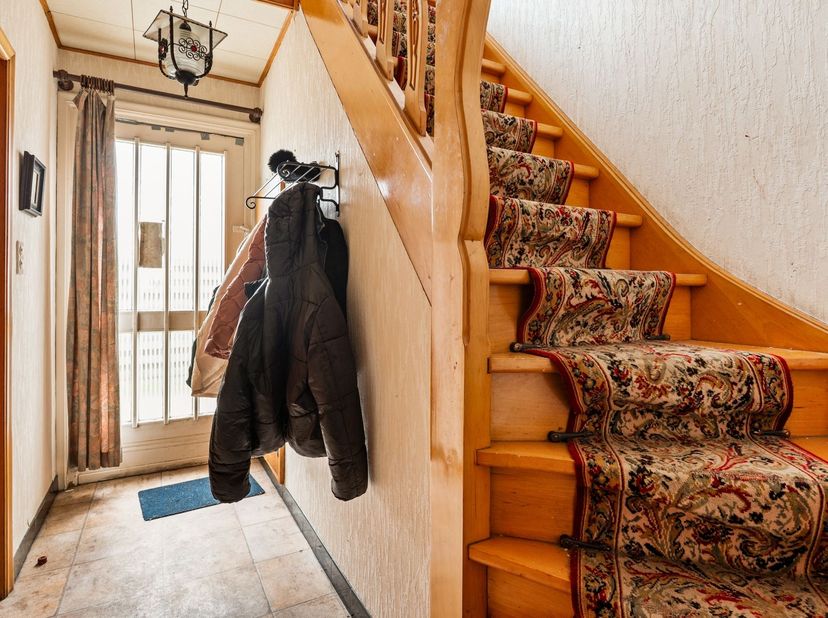 Ligging:<br />
De woning is gunstig gelegen aan een vlot bereikbare verbindingsweg tussen Retie en Mol. Dankzij deze ligging bevinden winkels, schole