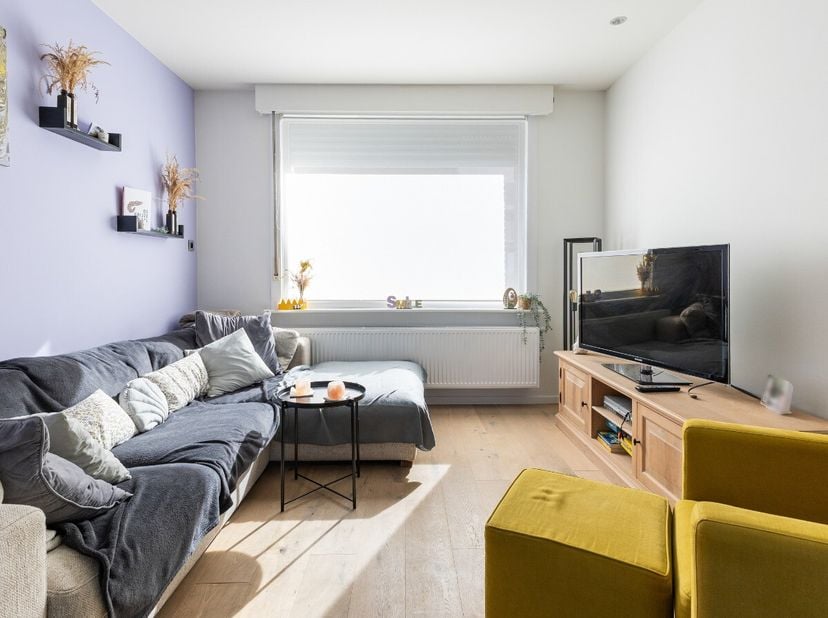 Découvrez cette maison mitoyenne non meublée et rénovée à Nieuwpoort-ville, offrant 3 chambres spacieuses à quelques pas du quai. Disposition : Séjour