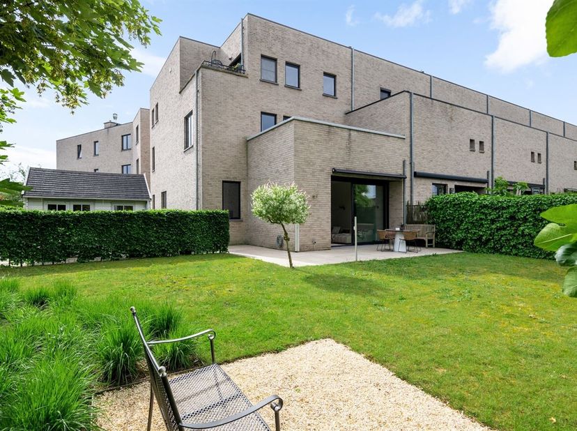 Prachtig appartement (109 m²) voorzien van twee slaapkamers, hoge plafonds 4,20m, een prachtig aangelegde ZW-tuin (320 m²) met terras, ondergrondse +