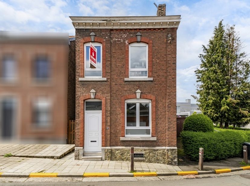 Easyhome vous propose cette charmante maison 4 façades idéalement située à Grâce-Hollogne, développant ± 140 m² avec jardin et terrasse.<br />
Le rez-