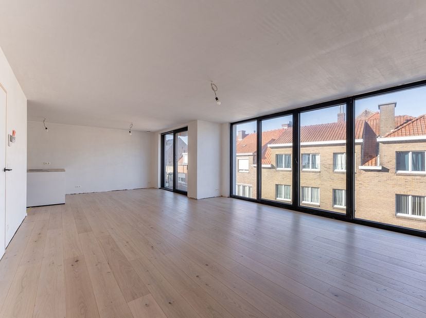 Residentie Raphaël, gelegen aan de Kerkstraat 247 in Blankenberge, biedt een vlotte bereikbaarheid nabij het centrum, het station en de belangrijkste