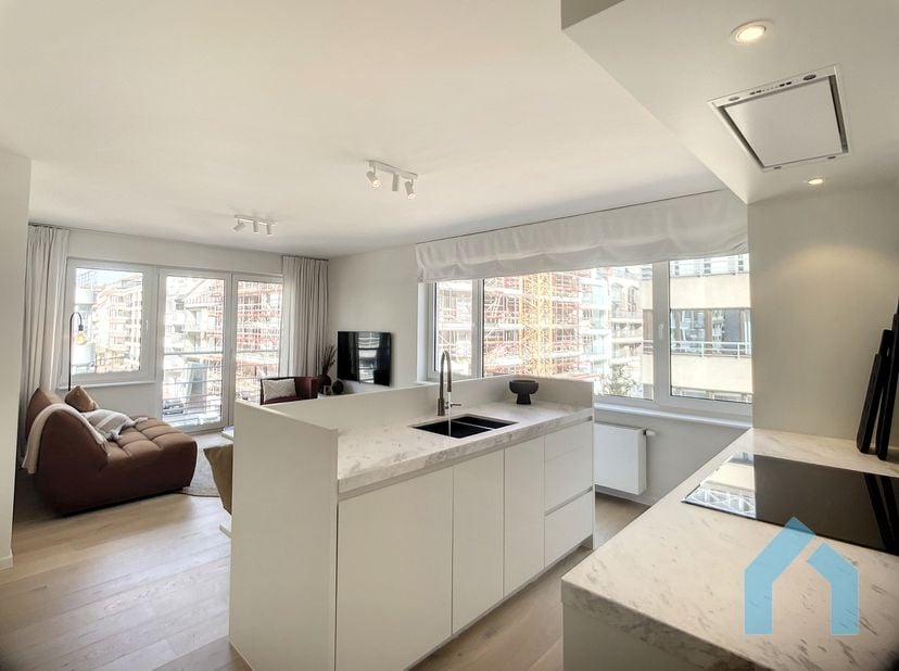 Met oog voor detail gerenoveerd appartement nabij de Lippenslaan en dichtbij het strand. Indeling: ruime woonkamer met volledig geïnstalleerde, open k