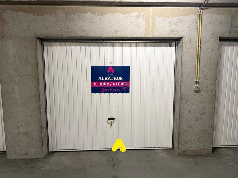 Afgesloten garagebox gelegen in de residentie Europan.&amp;nbsp;<br />
<br />
Garagebox G219 gelegen op de -2<br />
<br />
Afmetingen: 3 m breedte × 6 m l