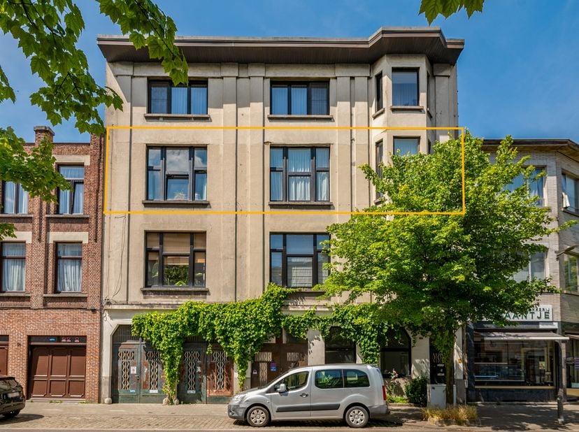 Welkom op de tweede verdieping van een karaktervol gebouw waar slechts vier eigenaars wonen. Hier krijg je geen appartement met een stukje van een ver