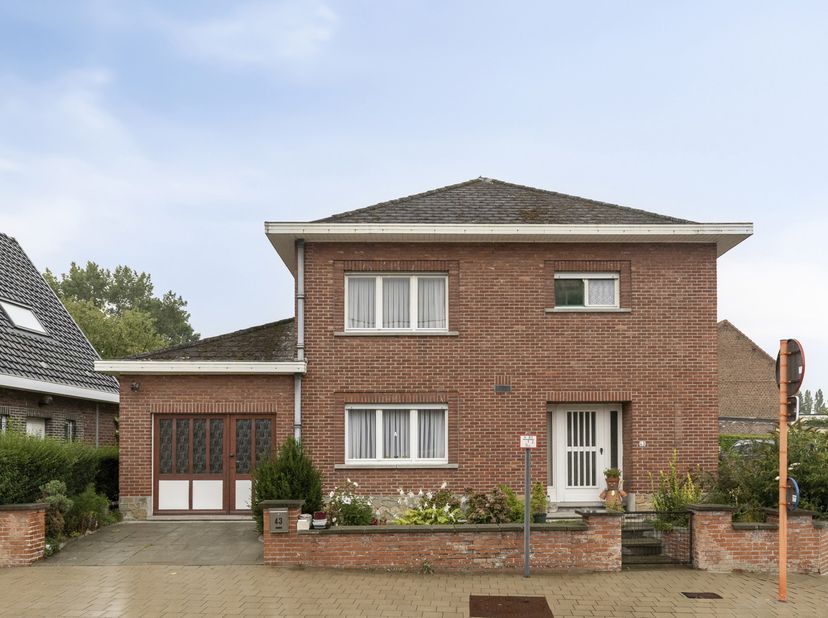 Te renoveren HOB met 3 slaapkamers, garage en veel potentieel<br />
<br />
Deze solide halfopen bebouwing biedt heel wat mogelijkheden voor wie op zoe