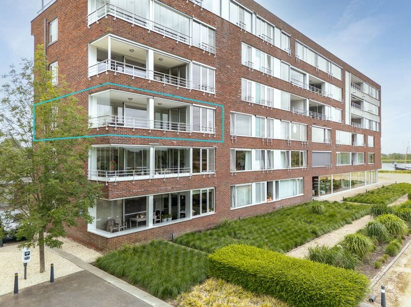 Dit knap, royaal appartement (150m²) is gelegen op de tweede verdieping. Residentie Atlas valt meteen op door haar stijlvolle, lichte gevel. Het gebou