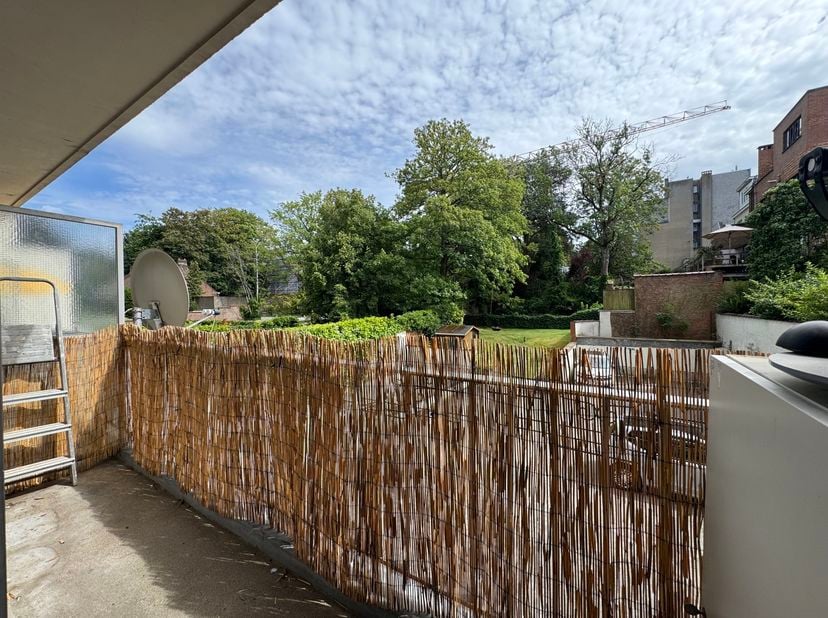 Trianon Invest biedt u deze charmante studio aan, gelegen aan de prestigieuze Avenue Winston Churchill, in een gewilde omgeving die levenskwaliteit, g