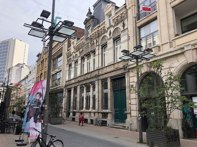 Commercieel handelspand (1.000m²) te huur en te koop  voor horeca/winkel/kantoren/showroom, etc...in een winkelwandelstraat in het centrum van Antwerp