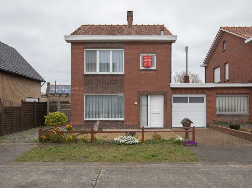 HALFOPEN WONING MET GARAGE<br />
<br />
Halfopen woning met kelder, garage met oprit en tuin in rustige wijk te Waardamme.<br />
<br />
Gelijkvloers: