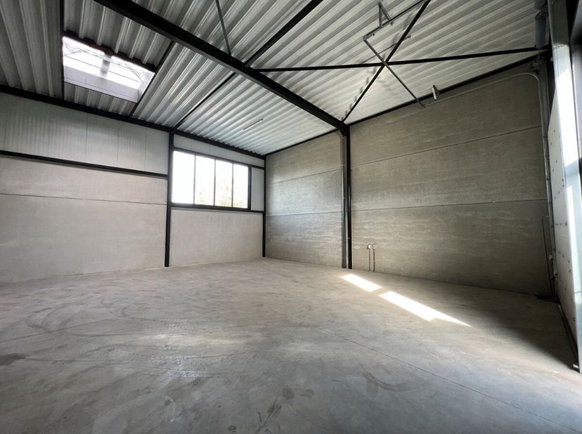 KMO-unit van 150m² gelegen in het bedrijvenpark 'De Toekomst' in Genk. Voor meer info ga naar https://www.era.be/nl/te-huur/genk/handelspand/kmo-unit-