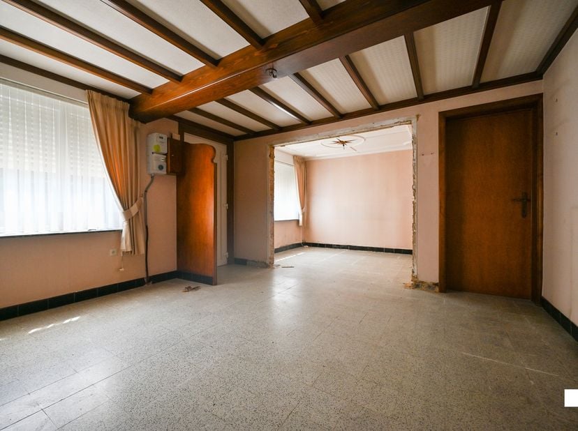 Deze halfopen woning op een hoekperceel is uitstekend gelegen in de Wallemotestraat, aan de rand van de gegeerde villawijk en op wandelafstand van het