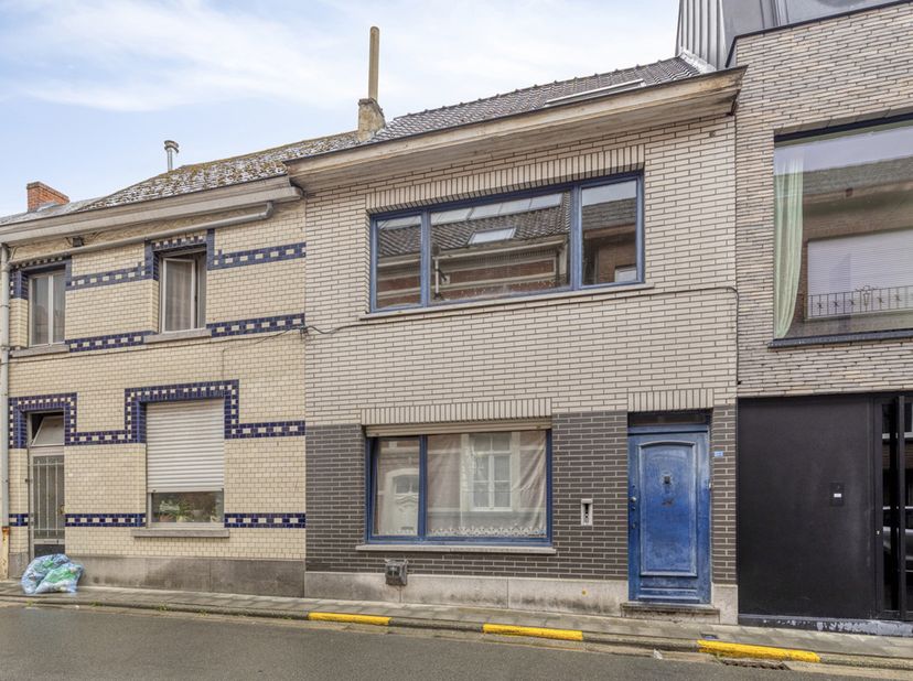 Topaanbieding – Charmante starterswoning met koer en uitbreidingsmogelijkheden<br />
Bent u op zoek naar een betaalbare woning met potentieel? Dan is