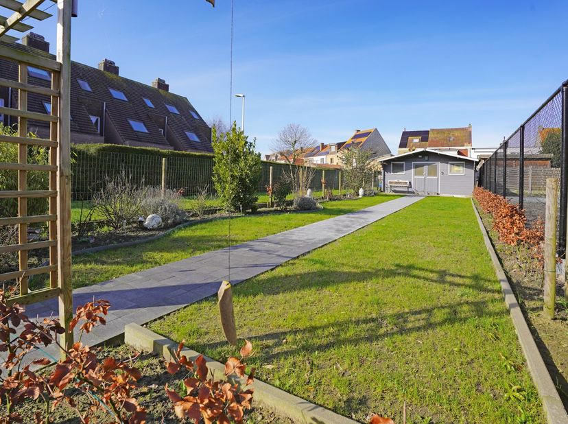 Recente gezinswoning (2019) met 5 slaapkamers en zonnige tuin – Nieuwpoort Stad op 356 m².<br />
Instapklare rijwoning met 171 m² bewoonbare oppervlak