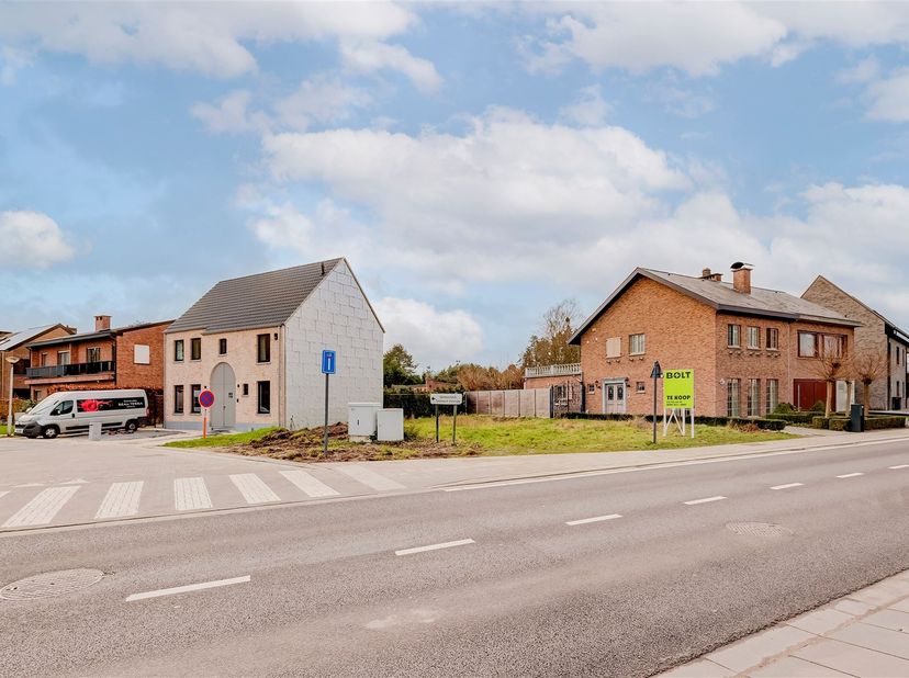 Vlakbij het centrum ligt deze bouwgrond aan de Norbertijnerlei in Duffel. De ligging is rustig en residentieel, met een vlotte verbinding naar winkels