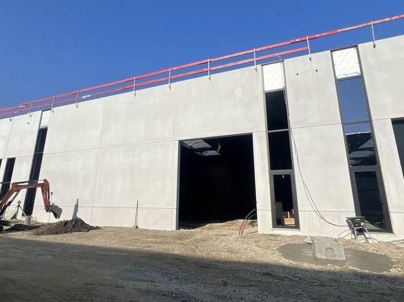 Ontdek dit moderne nieuwbouw magazijn te huur in het gloednieuwe kmo-park Schipdonk in Deinze, gelegen aan de Filliersdreef nabij het Schipdonkkanaal.
