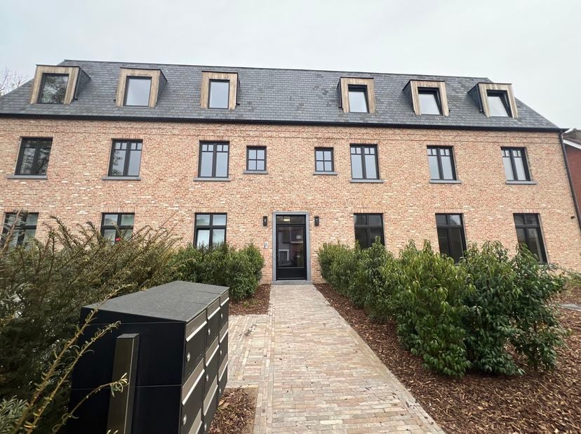 Luxueus gelijkvloers nieuwbouwappartement met 1 slaapkamer, ruim terras met beschermd groenzicht, parkeerplaats en berging. <br />
Indeling: inkom; ap
