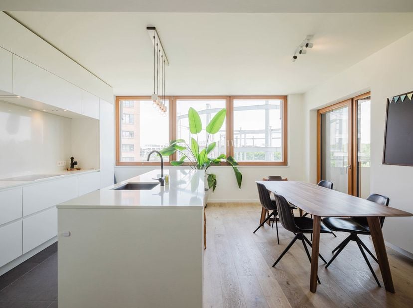 LIGGING<br />
Dit instapklaar 3 slaapkamer appartement is gelegen op een toplocatie; namelijk op een boogscheut van de historische centrum van Gent.<b
