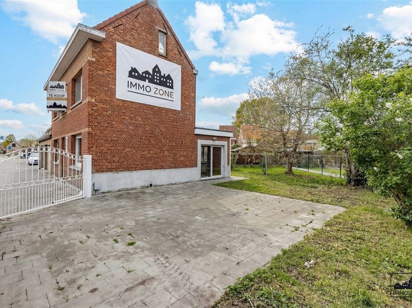 Ontdek deze ruime woning met een bewoonbare oppervlakte van 184 m² op een perceel van 467 m². Ideaal voor wie op zoek is naar ruimte en de mogelijkhei