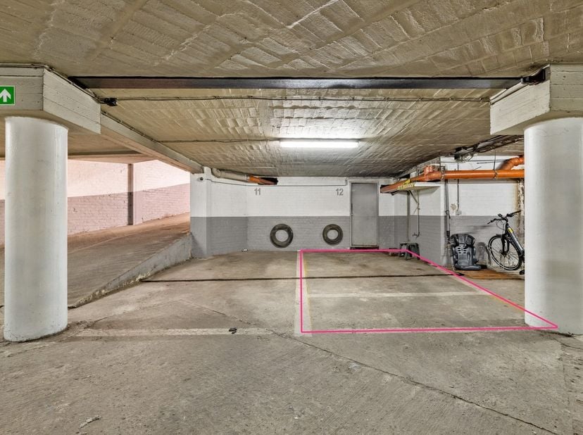 Op een toplocatie in het centrum van Mechelen vlakbij het station bevindt zich deze ruime staanplaats in residentie Capri op de -1 verdieping. Er is e