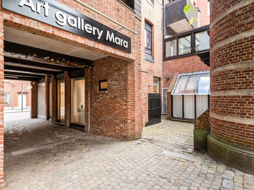 Handelsgelijkvloers op toplocatie in het centrum<br />
Deze handelsruimte biedt tal van mogelijkheden voor wie op zoek is naar een goed gelegen commer
