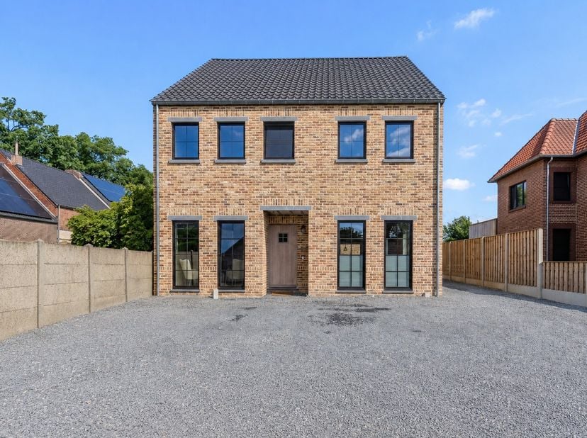 Modern wonen in alle rust, met Nederland letterlijk om de hoek<br />
<br />
In een rustige en aangename woonomgeving in Stokkem vindt u deze recente n