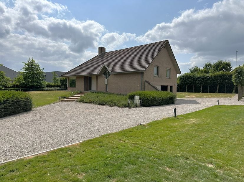 ONMIDDELLIJK VRIJ | VRIJSTAANDE WONING MET 5 SLAAPKAMERS, DUBBELE GARAGE EN TUIN<br />
Deze eigendom omvat 5 slaapkamers, een dubbele garage en een z