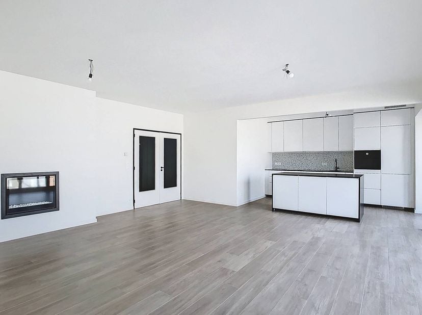 Dit recent gerenoveerde appartement in Beveren centrum staat klaar voor verhuur. De perfecte keuze voor wie comfortabel wil huren in een bruisende omg