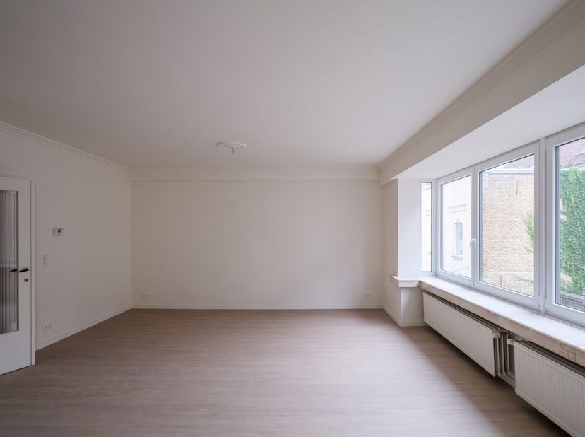 Dit recent volledig gerenoveerde appartement verwelkomt zijn bewoners in een fris en eigentijds interieur. De grondige renovatie vertaalt zich in een