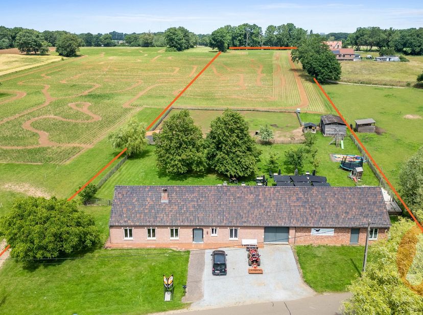 PAAL - Ruime langgevelhoeve op een zeer landelijke, doch centrale locatie.<br />
Deze hoeve heeft een voorgevel van maar liefst 37m en is momenteel aa