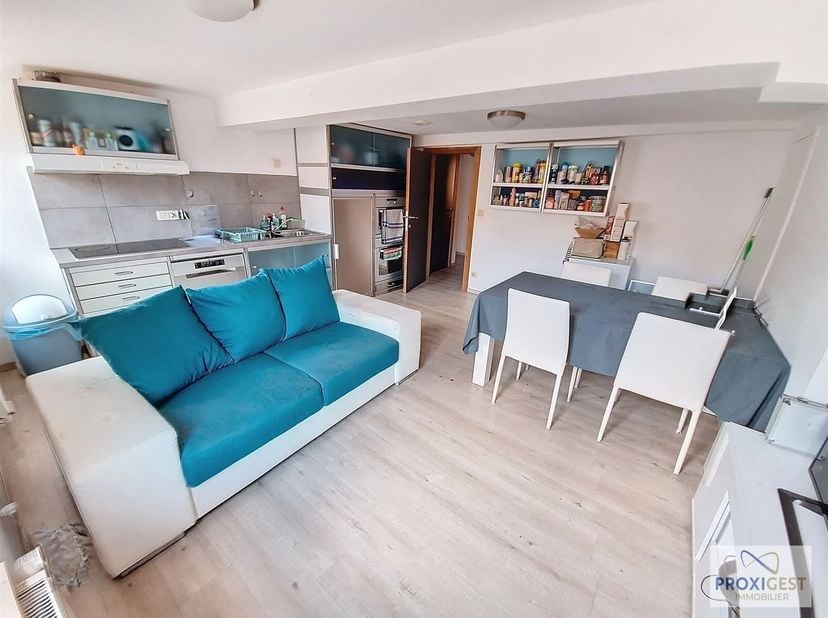 Très bel appartement de 3 chambres en colocation situé au centre-ville de Namur ! A deux pas de tous commerces et services du centre-ville ainsi que d