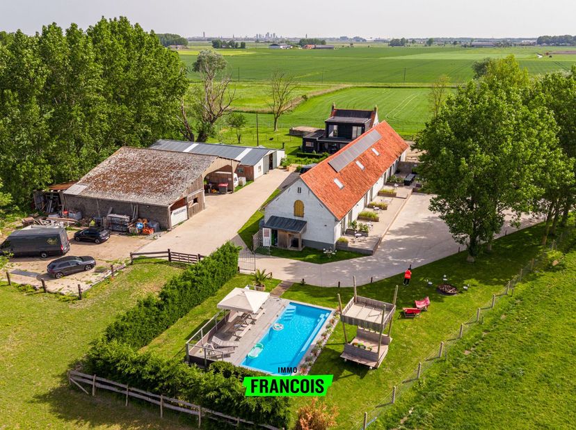 Cette propriété exceptionnelle, située sur un vaste terrain de pas moins de 7 584 m², comprend deux maisons entièrement rénovées : une maison d'habita