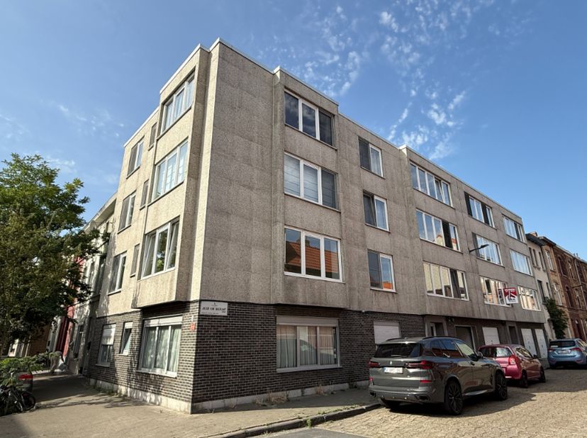 Op een aangename ligging, op wandelafstand van het Patershol, Dok Noord en AZ Sint-Lucas, bevindt zich dit volledig gerenoveerde hoekappartement met 2