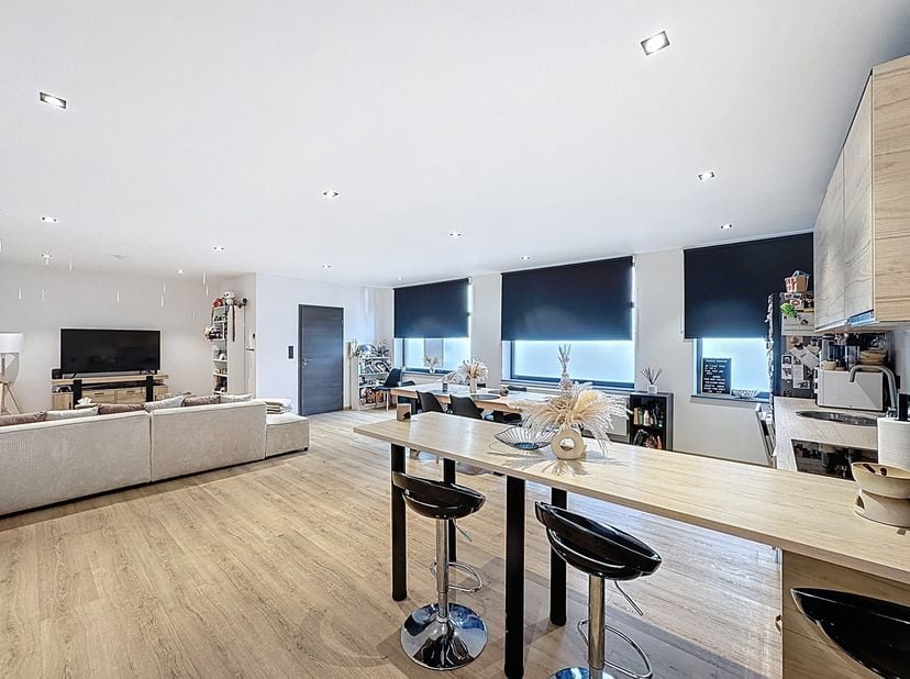Gelegen in het centrum van Ciney, op wandelafstand van alle voorzieningen (winkels, station, scholen, diensten), biedt dit ruime appartement van ongev