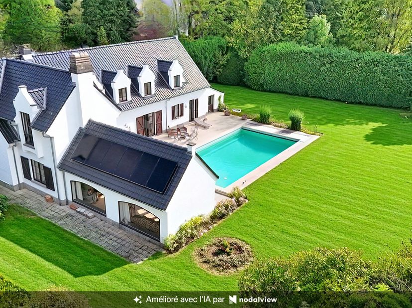 <br />
Gelijkvloers – 230 m²<br />
Plafondhoogte 2,50 m, zichtbare balken, terracottategels<br />
<br />
Inkomhal, vestiaire en gastentoilet<br />
Lee