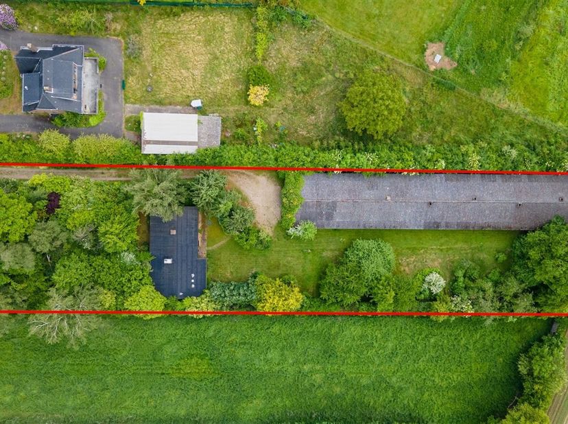 Te renoveren laagbouwwoning met ruim magazijn van ca. 677 m² op een prachtig perceel van 4.039 m². <br />
Deze eigendom geniet van een uitstekende lig