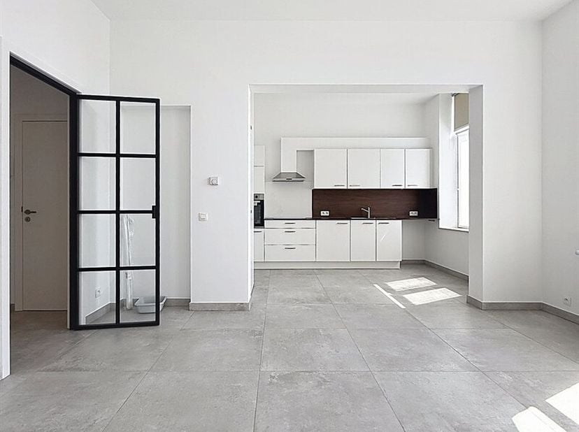 Appartement entièrement rénové situé en plein coeur de Dottignies, à proximité immédiate des commerces, écoles et autres commodités.<br />
Situé au 1e