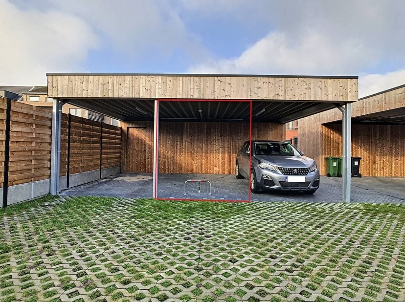Binnen residentie De Kroon in Wuustwezel bevinden zich verschillende carports, waarvan momenteel 3 overdekte autostaanplaatsen nog beschikbaar zijn.<b