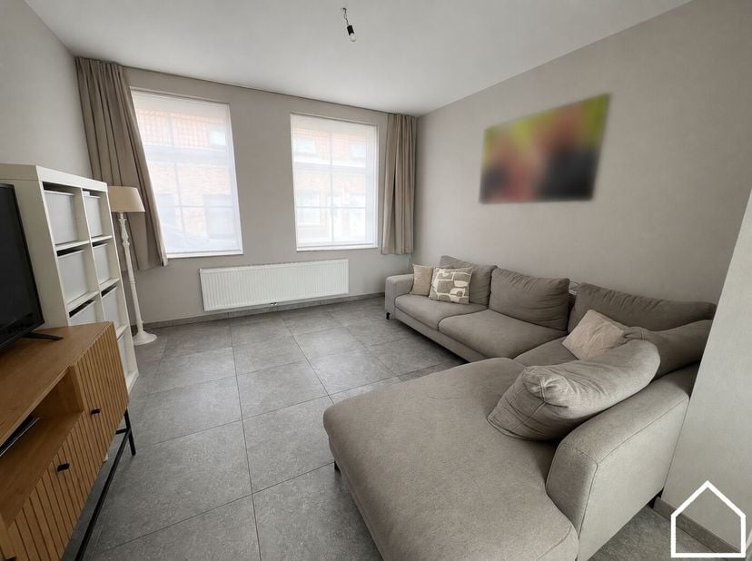 In het rustige en landelijke Voormezele, op slechts 10 minuten van Ieper, bevindt zich deze volledig gerenoveerde woning. De woning werd afgewerkt met