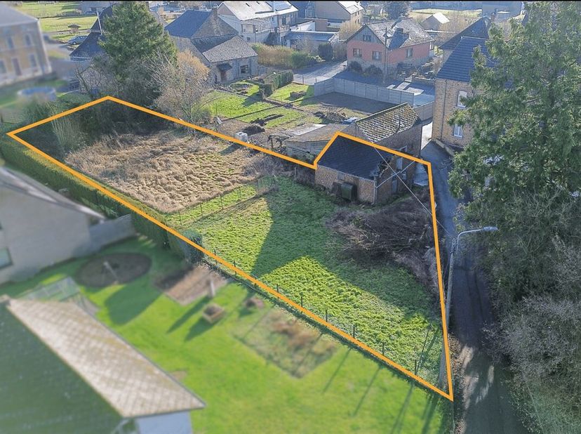 Situé dans le village prisé de Lesve, ce terrain plat denviron 10 ares bénéficie dun environnement particulièrement calme, au sein dune rue peu fréque