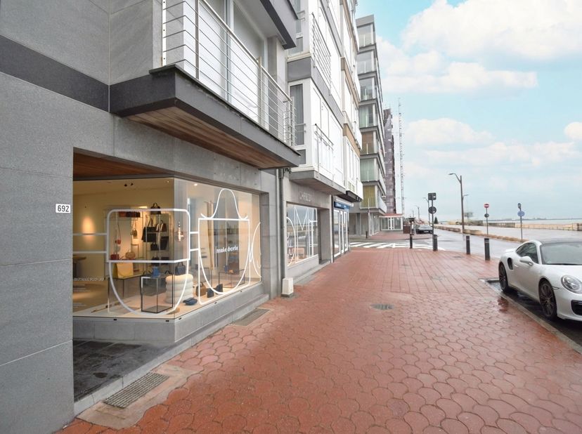 Op een uitermate gunstige locatie aan de Zeedijk van Knokke, grenzend aan Het Zoute, bieden we u dit handelsgelijkvloers aan. Het eigendom bestaat uit