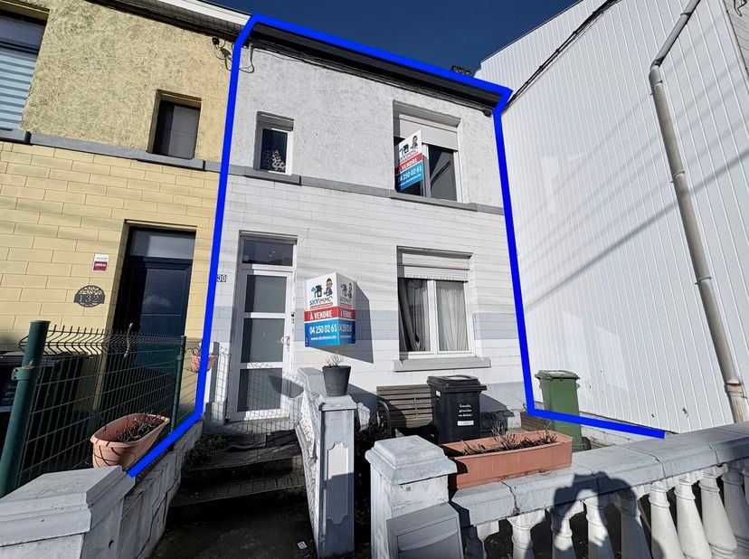 L’agence SKYIMMO a le plaisir de vous présenter cette charmante maison offrant un agencement fonctionnel et de beaux volumes, idéalement située à Ougr