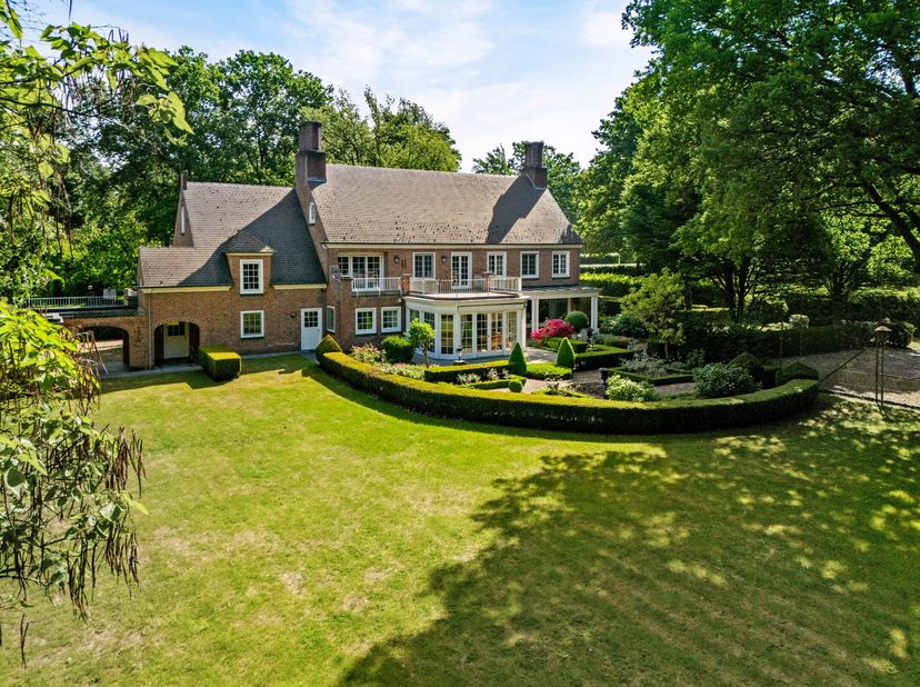 Deze architecturale Klassieke villa met oa. 5 à 6 slaapkamers en 3 badkamers op 5.233m² werd in 1981 gebouwd door architect Laporta, in opdracht van d