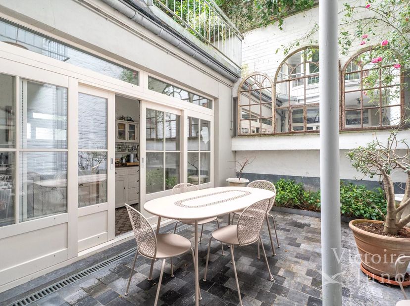 Victoire Junot vous présente, dans le recherché quartier Louise, cette belle maison de ± 300 m² daprès PEB, rénovée en profondeur en 2001, avec une co